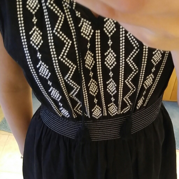 Gorgeous embroidered dress - Picture 3 of 3