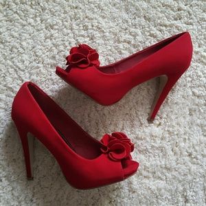 Super cute peep toe heel
