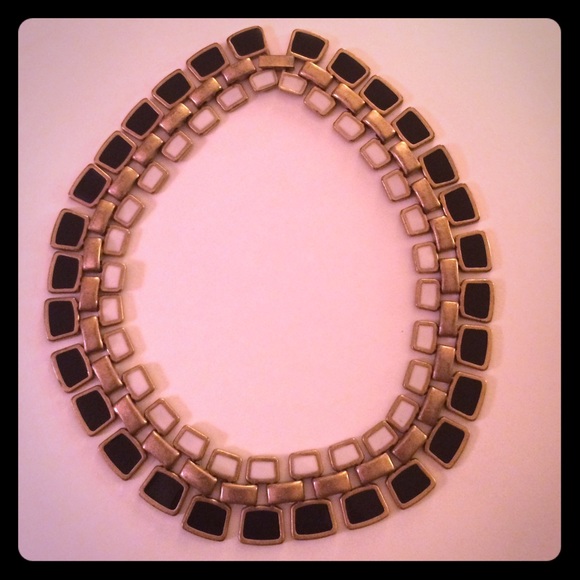 Partial choker necklace