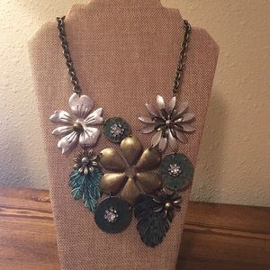 Beautiful statement necklace!