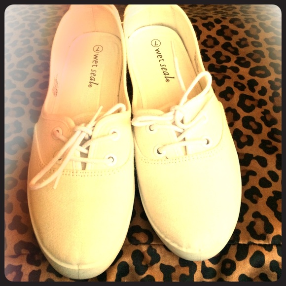 White canvas flat