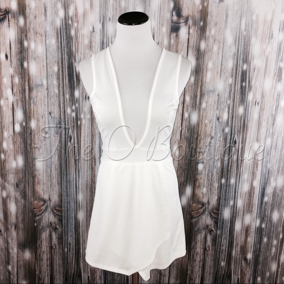 ๐CLEARANCE๐ Ivory Plunging Neckline Romper - Picture 2 of 3