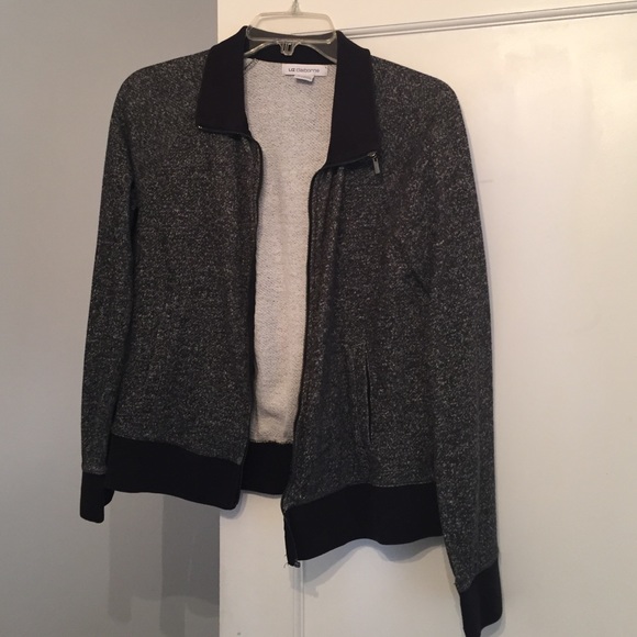 A bomber jacket - Picture 1 of 1