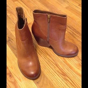 Korks Coralynn healed booties new in box