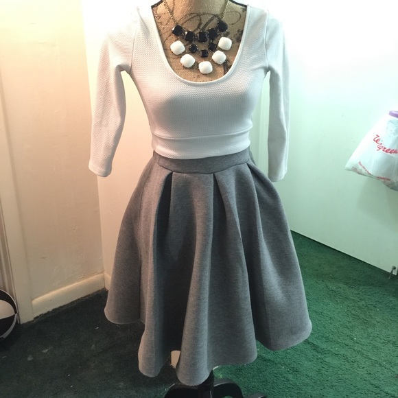 Nice white crop shirt with a bow on the back🎀👚