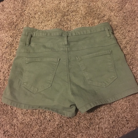 Olive green high waisted shorts - Picture 2 of 3