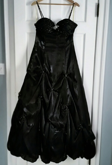 Black and sparkly glam a-line prom dress - Picture 2 of 3