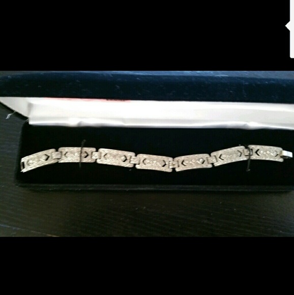 10kt white gold & diamond bracelet in velvet box