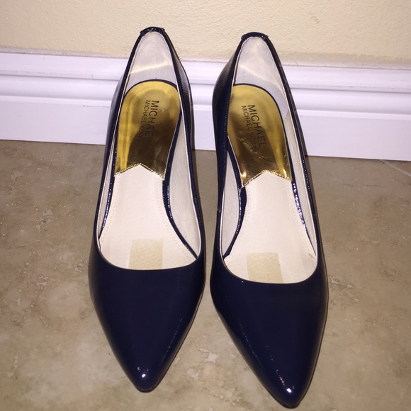 Gorgeous dark rich navy Michael kors pumps sz 9.5