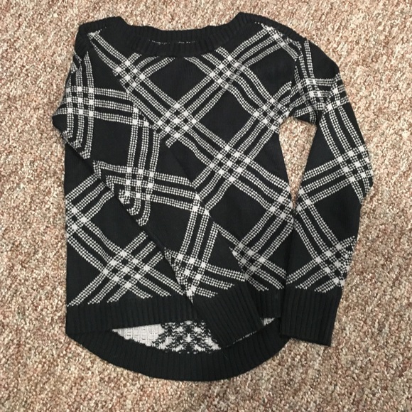Never worn, super cute sweater