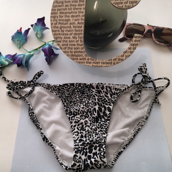 Black and white cheetah string bikini bottom XS 🌞