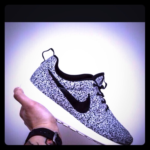 Woman's Size 6.5 Nike Roshe Run