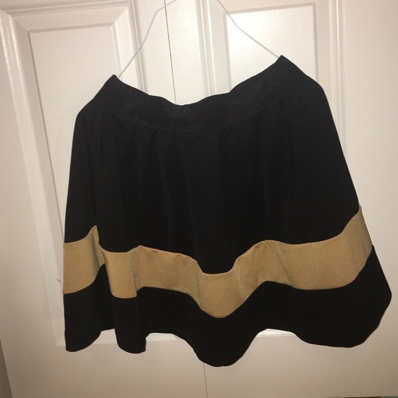 High-waisted BLACK SKATER SKIRT