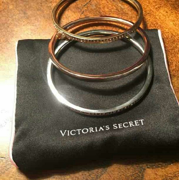Victoria Secret bracelet set of 3 like new