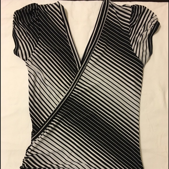 V-neck short sleeve shirt, size medium