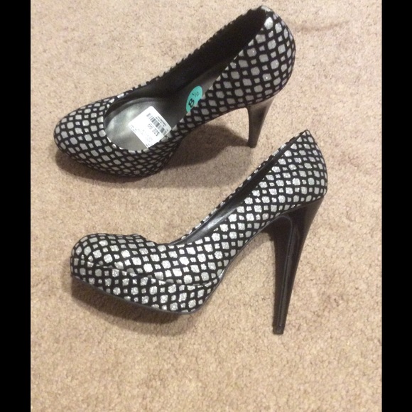 Guess black and sliver heels 8.5