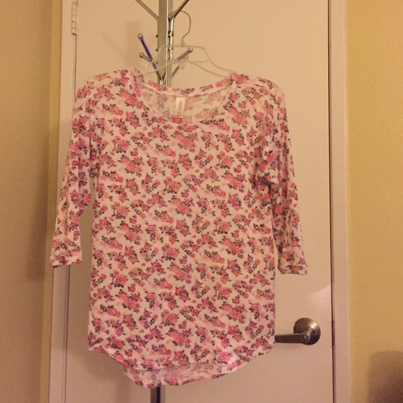 Floral quarter sleeve shirt.