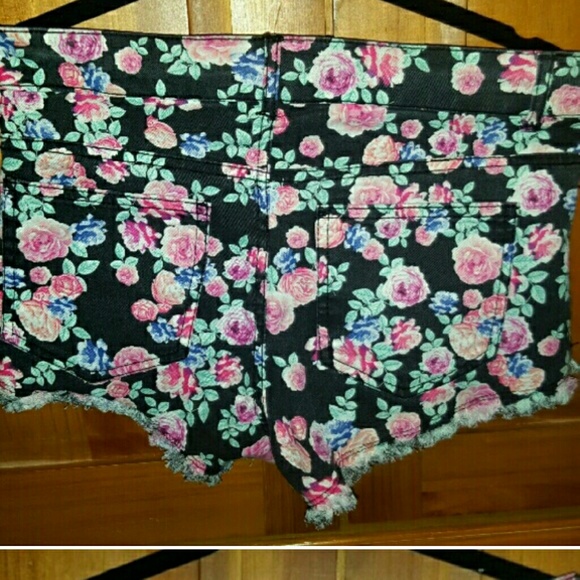 NWT H&M Floral Denim Cutoff Shorts - Picture 2 of 3