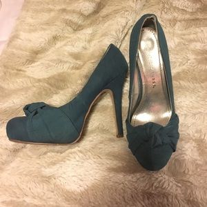 Teal satin heels👠