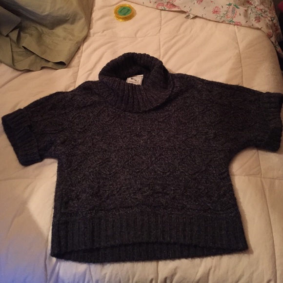 Short sleeve sweater