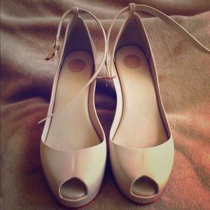 Cream and red wedges