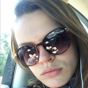 Meet your Posher, Cara