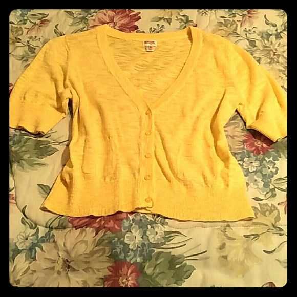 Cute yellow top