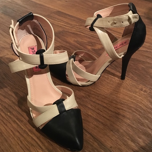 Betsey Johnson strappy pump