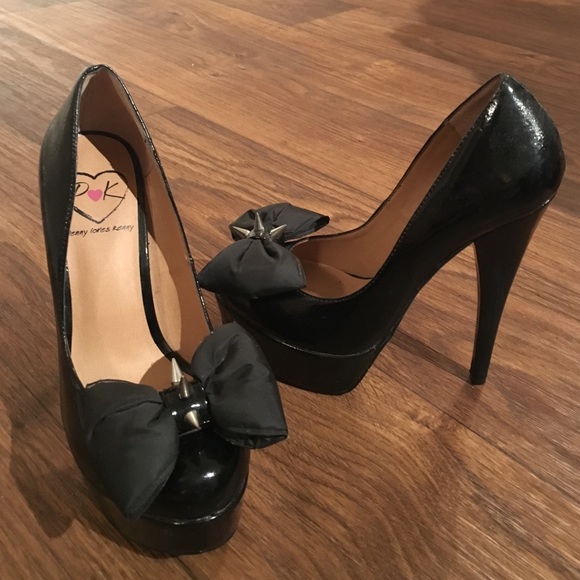 Penny loves Kenny black pump