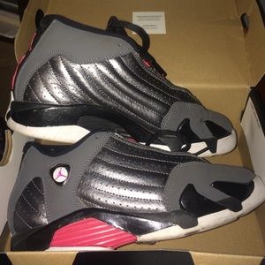 Jordan 14 Retro in Mtlc Grey / Hypr Pink SIZE 3Y
