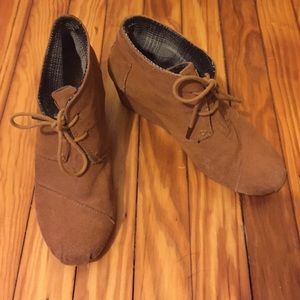 Toms desert wedge booties