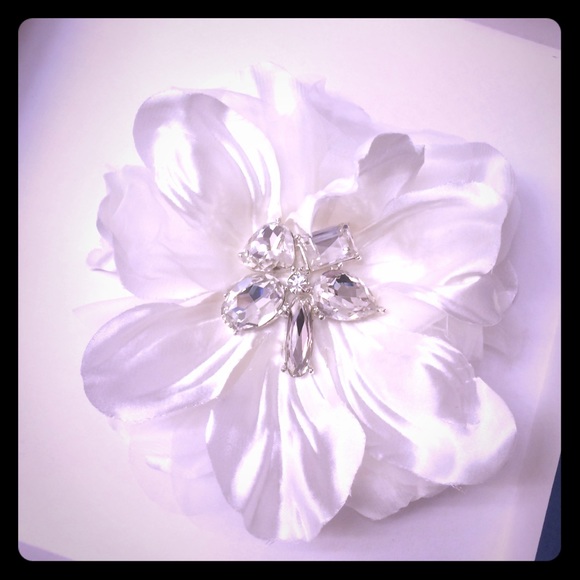 FINAL REDUCTION White floral hairclip/broach