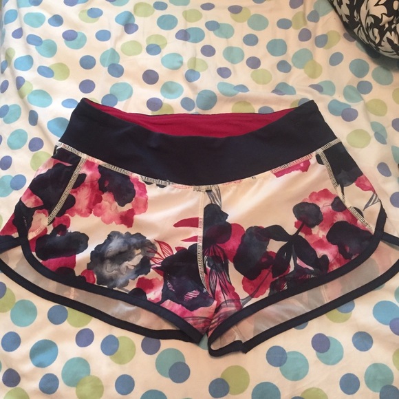 LULULEMON SPEED SHORT SIZE 4