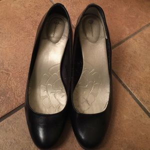 Black leather classic pumps