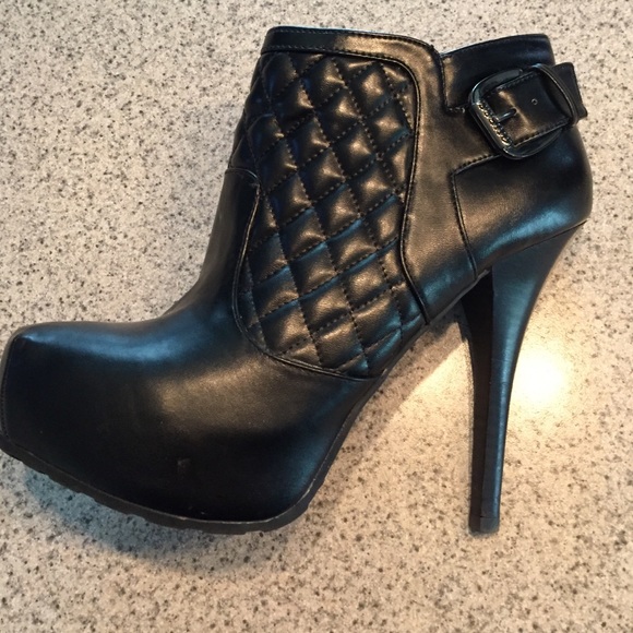 Guess boots