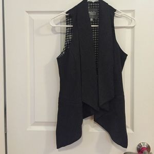 Cute sleeveless blazer top!