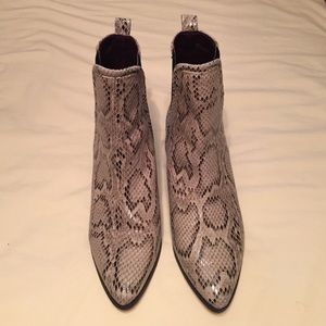 Report Signature (LF) Faux snakeskin ankle booties