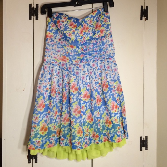 Floral strapless dress 💐