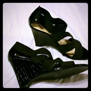 Black slide in with stretchable elastic straps