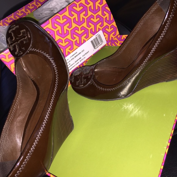 TORY BURCH SOPHIE-PATENT FIG BROWN