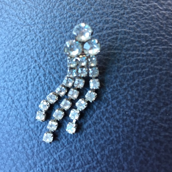 Timeless rhinestone dangly earrings