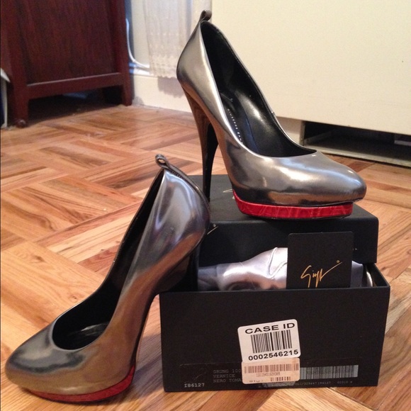 Sz8 Gunmetal w black heel & red "snake" platform