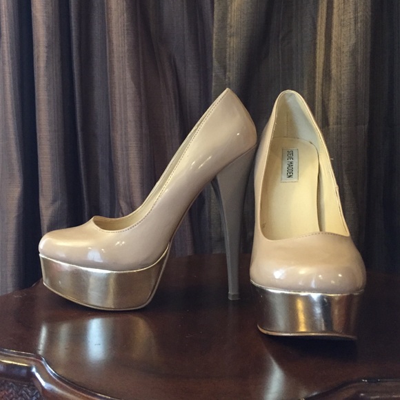 🎉HOST PICK💗🛍Nude & gold sexy pumps Steve Madden
