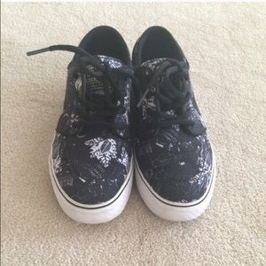 Black floral janoski Nike