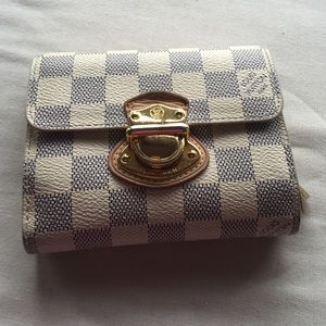 100% authentic Louis Vuitton Damier wallet.
