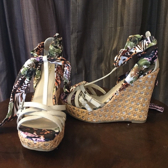 HOST PICK 🎉💋Tie up tropical printed straw wedges