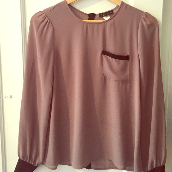 Button-back blouse. - Picture 1 of 3