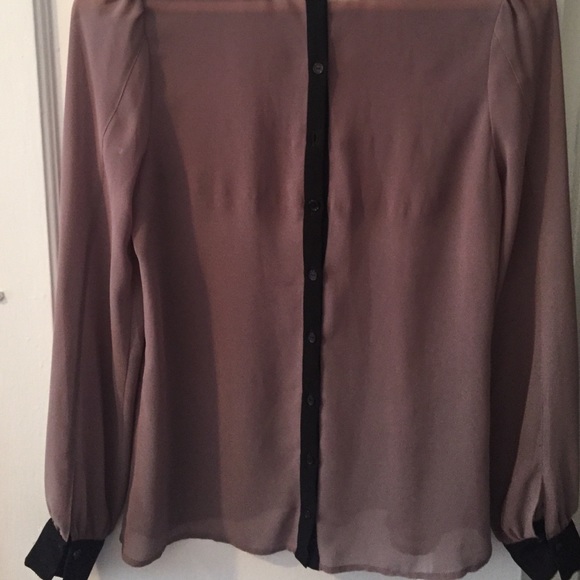 Button-back blouse. - Picture 2 of 3