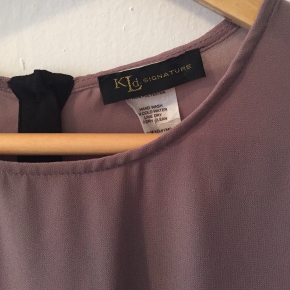 Button-back blouse. - Picture 3 of 3