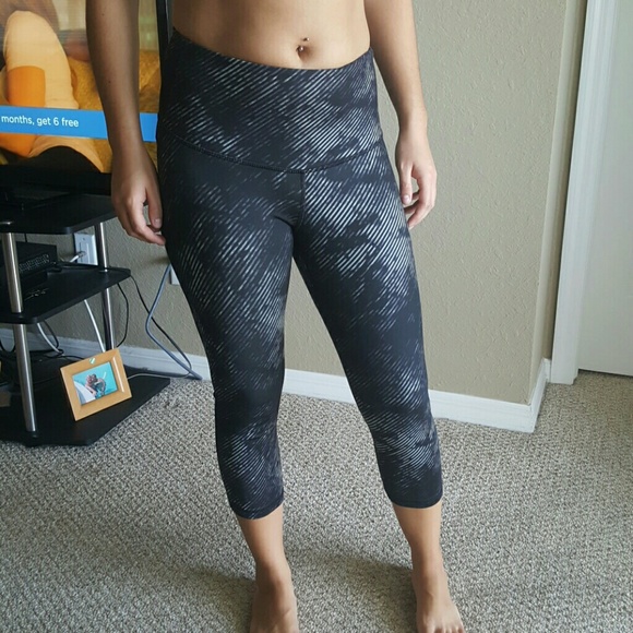 🔥LOWEST🔥Old Navy High Waisted Active Capri